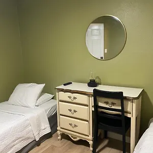 Homestay Private In Angeles With Wifi And Ac And Private Fridge!!!, Los Angeles